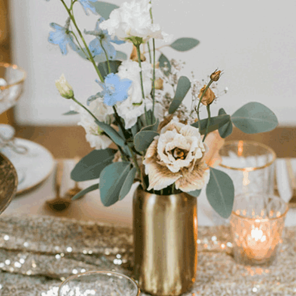 Goudkleurige kandelaar en vaasje met bloemen – bruiloft decoratie huren Stijlvolle goudkleurige kandelaar en glazen vaasje met bloemen – elegante decoratie huren voor bruiloft of feest | Feline Styling