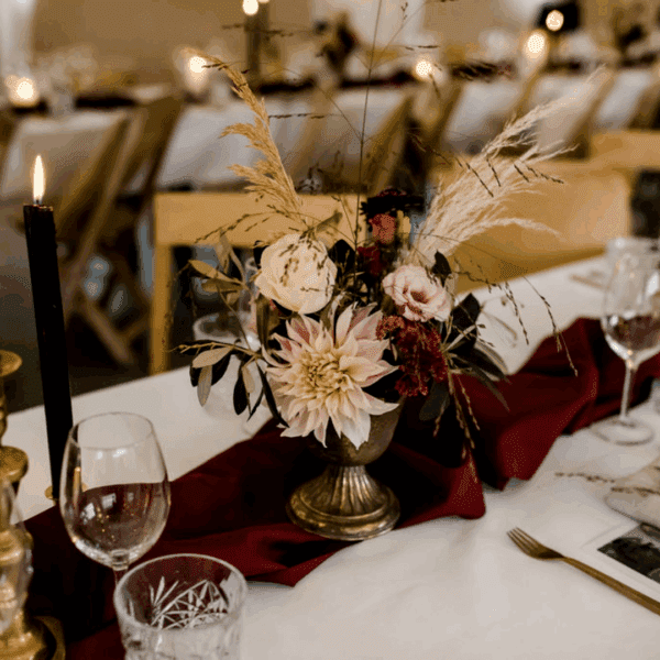 goud vaasje in herfst styling vaasje goud geschikt voor herfst bruiloft decoratie