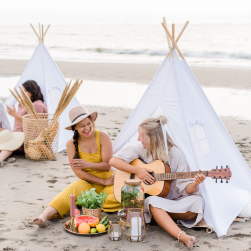tipi tent strand bruiloft