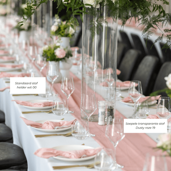 Wit tafelkleed met roze loper Wit tafelkleed met roze loper voor bruiloft of 21-diner