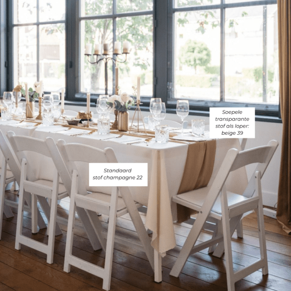 Champagne tafelkleed met beige loper Champagne tafelkleed met beige loper als aankleding voor bruilofttafel