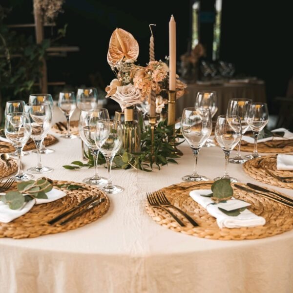 tafelkleed-beige-bruiloft-ronde-tafel tafelkleed-beige-bruiloft-ronde-tafel