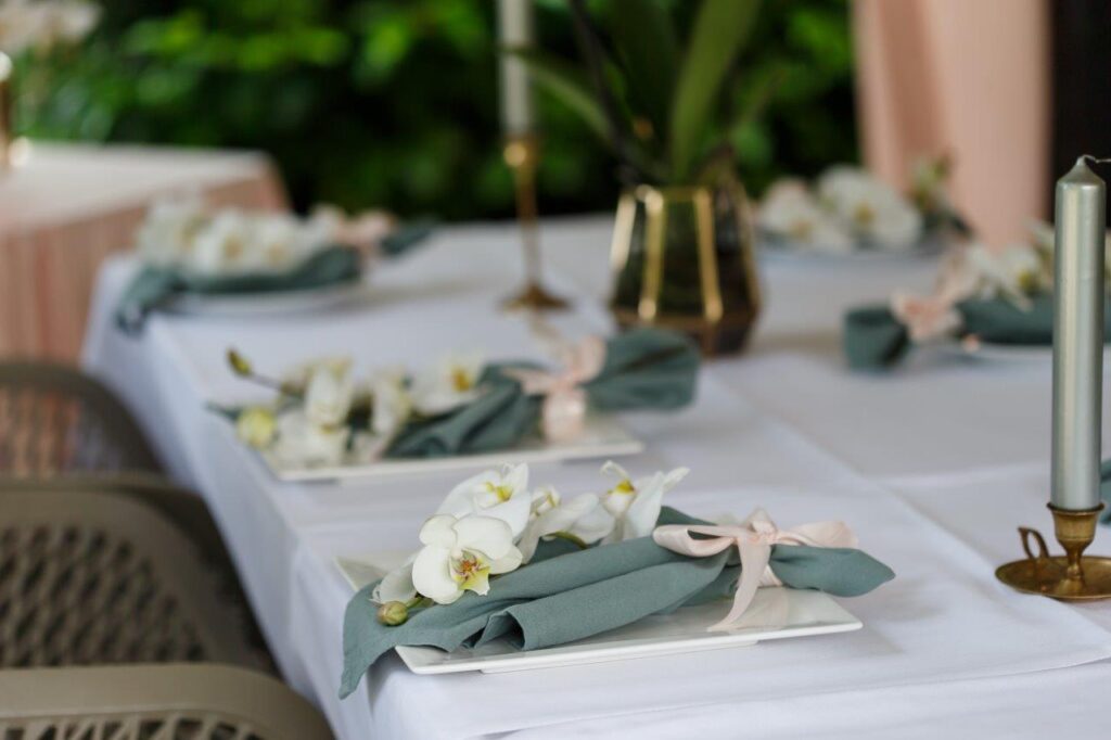 orchidee bruiloft orchideeën orchids wedding servet olijfgroen huren bruiloftstyling felineweddings blush wedding dinersetting tablesetting