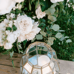 Stijlvol glazen lantaarn windlicht met gouden details – bruiloft decoratie voor ceremonie of diner