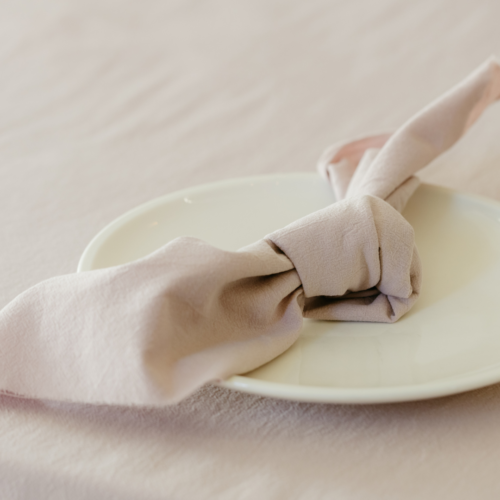 oud roze servet en tafelkleed geschikt voor bruiloft decoratie