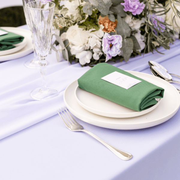 tafelstyling lila met donkergroen tafelstyling lila met donkergroen