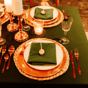 tafelstyling koper met groene servet tafelstyling koper met groene servet
