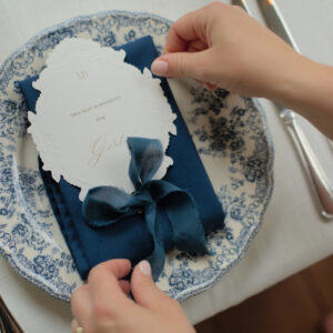 servet nay blauw voor klassiek bruiloftdiner te huur
