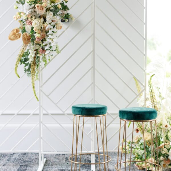 wit metalen backdrop Witte fotoachtergrond metaal symetrisch modern backdrop ceremonie bruiloft huren