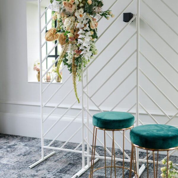 Wit metalen backdrop Witte fotoachtergrond metaal symetrisch modern backdrop ceremonie bruiloft huren