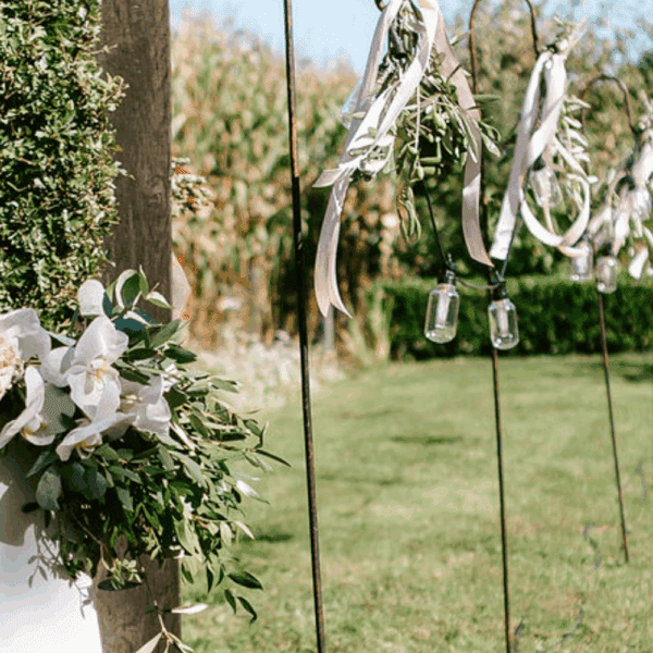 Tuinhaak zwart – herderstaf met bloemen voor ceremoniepad Herderstaf zwart met bloemen en linten – gangpad decoratie bruiloft