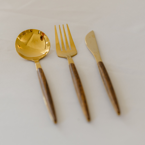 hout en goud bestek geschikt voor bruiloftdecoratie