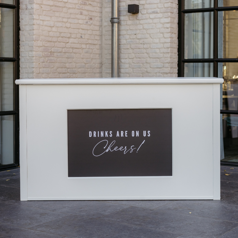 Voorplaat en zijplaat: Zwart drinks are on us. +€30.00