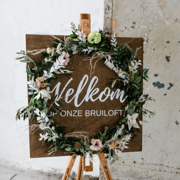 Welkomsbord met ring voor bloemen incl. schildersezel Welkomsbord met ring voor bloemen incl. schildersezel geschikt voor decoratie bruiloft