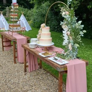 taartbackdrop taartdecoratie podium huren bruiloft ring goud versiering
