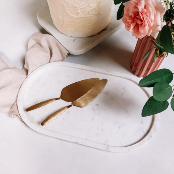 cake plateau marmer cake plateau bruilofttaart serveren gouden opscheplepel