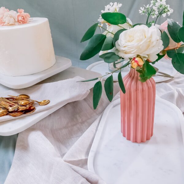 vaasje roze bloemen tafelaankleding bruiloft bloemen inspiratie versiering huren