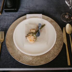 onderbord goud tafeldecoratie dinner huren bruiloft aankleding goud luxe
