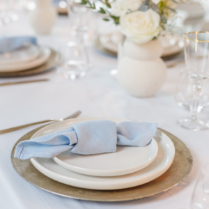 tafeldecoratie bruiloft dusty blauw en goud