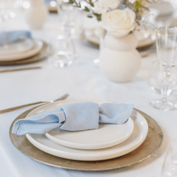 dusty blauw en goud decoratie tafeldecoratie bruiloft dusty blauw en goud