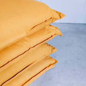 gele kussens geschikt voor bruiloft decoratie