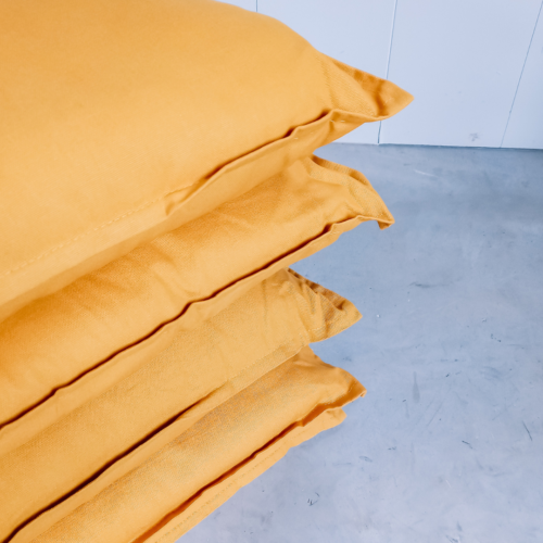 gele kussens geschikt voor bruiloft decoratie