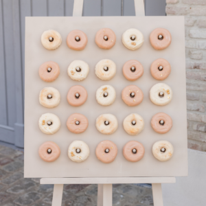 Donutbord geschikt voor bruiloft decoratie