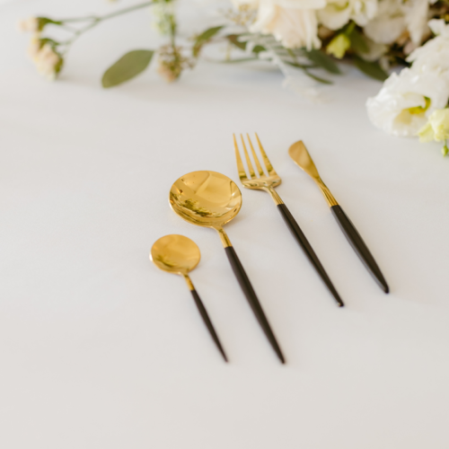 zwart met goud bestek geschikt voor bruiloft decoratie