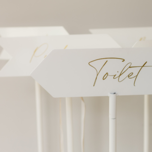 Wegwijsbordjes - richtingsbordjes wit met gouden letters