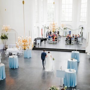 statafelhoes blauw ruimvallende statafelhoes groot tafelkleed lichtblauw rond kleed huren bruiloft babyblauw statafelrok wave