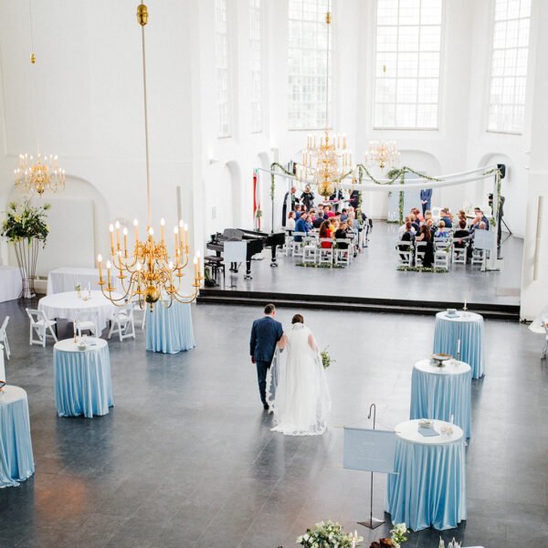 statafelhoes blauw ruimvallende statafelhoes groot tafelkleed lichtblauw rond kleed huren bruiloft babyblauw statafelrok wave