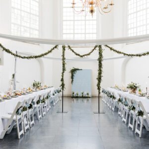 Roy en Anouk dineropstelling lambertuskerk olijf stellingen doeken witte stoelen stoelboeketjes