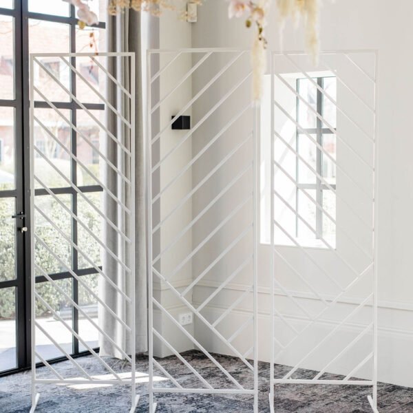 backdrop drieluik backdrop wit drie luik asymetrisch verhuur bruiloft aankleding decoratie modern