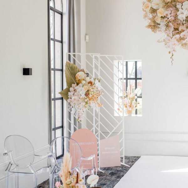 backdrop wit metaal backdrop wit drie luik asymetrisch verhuur bruiloft aankleding decoratie modern