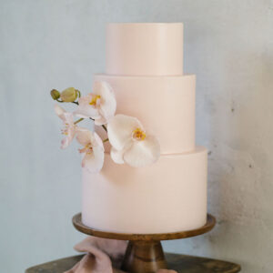 bruidstaart etagere hout mango huren aankleding decoratie versiering bruiloft feest taartschaal
