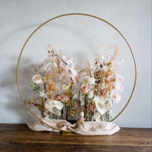 taartplateau goud bruidstaart aankleding decoratie bruiloft trouwen taart etagere schaal plateau goud