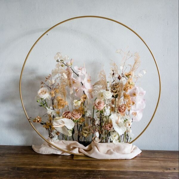 taartplateau goud bruidstaart aankleding decoratie bruiloft trouwen taart etagere schaal plateau goud