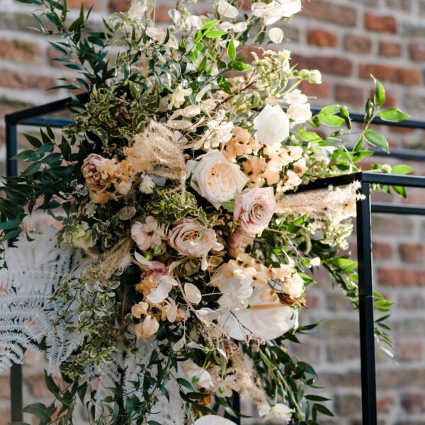 huur dubbele backdrop zwart backdrop stelling zwart dubbel metaal ceremonie aankleding bruiloft stoer industrieel huur