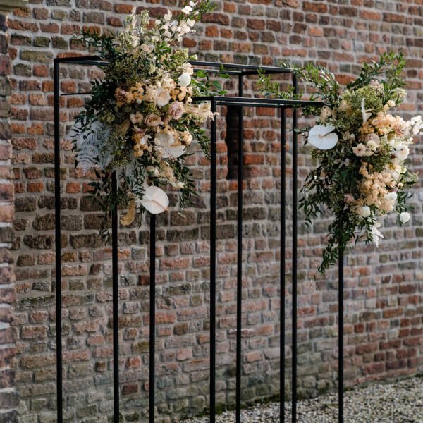 huur dubbele backdrop zwart backdrop stelling zwart dubbel metaal ceremonie aankleding bruiloft stoer industrieel huur