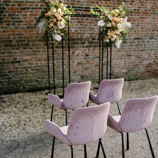 huur dubbele backdrop zwart backdrop stelling zwart dubbel metaal ceremonie aankleding bruiloft stoer industrieel huur