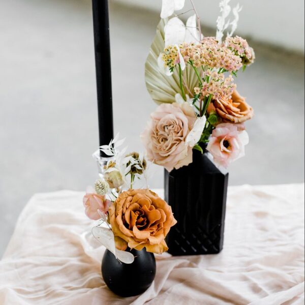 zwarte vaasjes huren zwarte vaasjes bruiloft feest keramiek steen tafeldecoratie bruiloftstyling bloemen huren