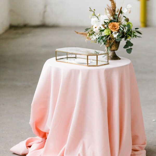 Statafelrok roze stamtafel hoes cocktailtafel sta tafel rok roze huren bruiloft blusroze statafelkleed tafelkleed zachtroze babyroze