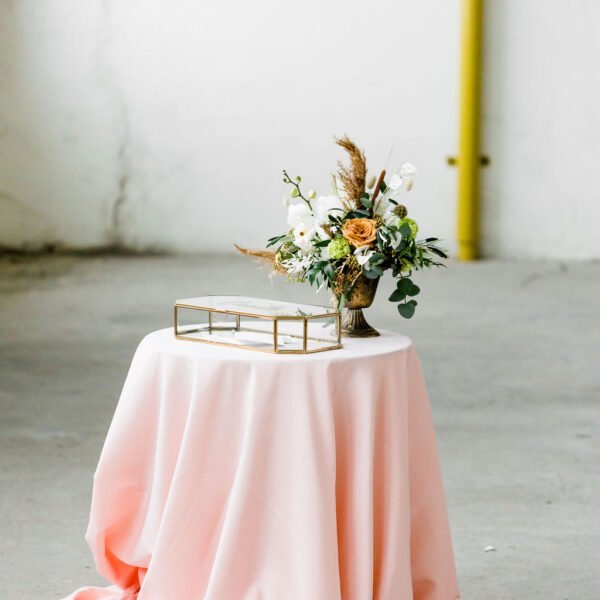 Statafelrok roze stamtafel hoes cocktailtafel sta tafel rok roze huren bruiloft blusroze statafelkleed tafelkleed zachtroze babyroze