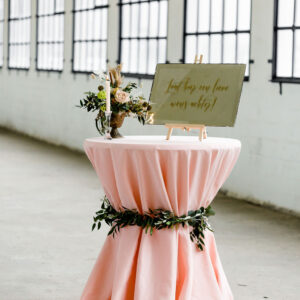 stamtafel hoes cocktailtafel sta tafel rok roze huren bruiloft blusroze statafelkleed tafelkleed zachtroze babyroze
