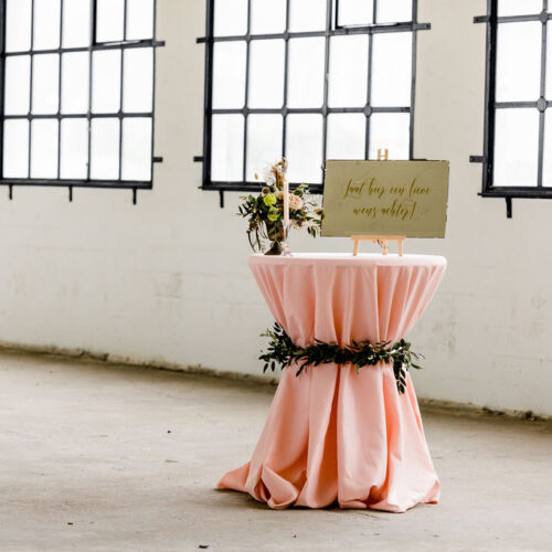 stamtafel hoes cocktailtafel sta tafel rok roze huren bruiloft blusroze statafelkleed tafelkleed zachtroze babyroze
