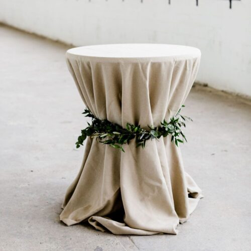 cocktailtafel hoes statafelrok linnen statafelhoes biertafel kleed tafelkleed linnen huren bruiloft beige natuurtint