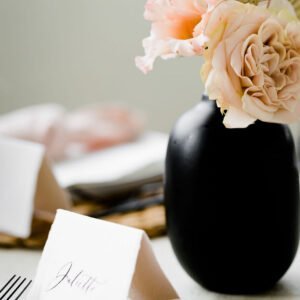 zwarte vaasjes huren zwarte vaasjes bruiloft feest keramiek steen tafeldecoratie bruiloftstyling bloemen huren