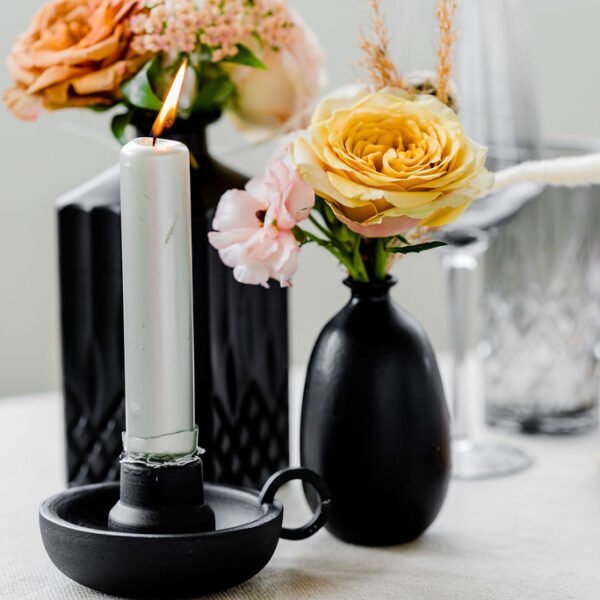 zwarte vaasjes huren zwarte vaasjes bruiloft feest keramiek steen tafeldecoratie bruiloftstyling bloemen huren