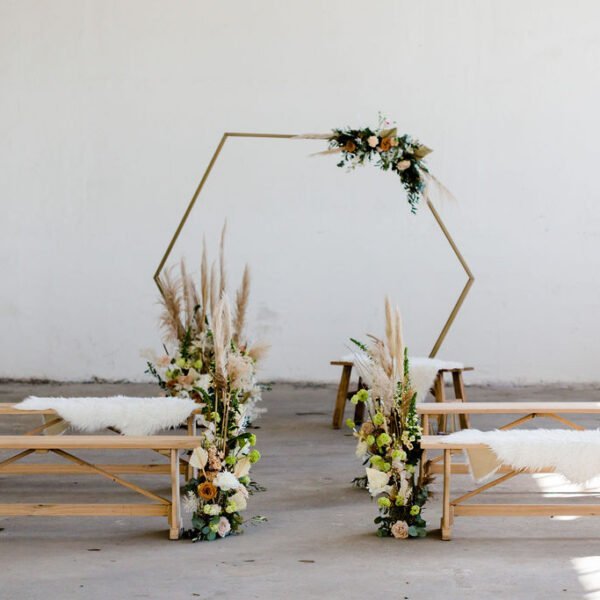 backdrop 6 hoek symmetrisch haxagon backdrop 6 hoek symmetrisch haxagon huren bruiloft goud gouden achtergrond ceremoniestyling bruiloftstyling bruiloftdecoratie