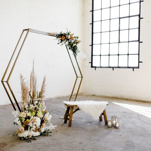 backdrop 6 hoek symmetrisch haxagon backdrop 6 hoek symmetrisch haxagon huren bruiloft goud gouden achtergrond ceremoniestyling bruiloftstyling bruiloftdecoratie